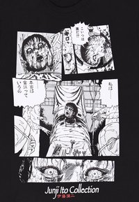 Černé bavlněné tričko s grafickými potisky z kolekce Junji Ito, zobrazující podrobné hororové umění v černobílé.