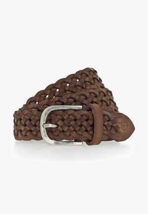 Kudottu ruskea nahkavyö hopeisella metallisoljella, jossa on pyöreä pää ja sileä pinta. Huomattava kudontadesign koko vyön pituudelta.