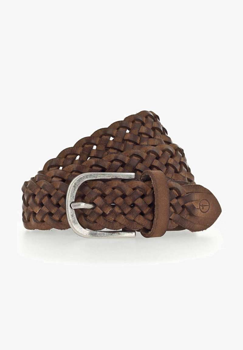Flettet brun læderbælte med en sølvfarvet metalspænde, der har en rund ende og en glat overflade. Bemærkelsesværdig vævningsdetalje hele vejen igennem.