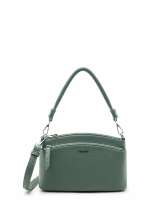Sac à main en cuir vert avec des bandoulières détachables courtes et longues, poche avant zippée, et logo et quincaillerie en métal argenté.