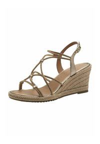 Sandalo con zeppa in oro metallizzato, dotato di cinturini incrociati e fibbia alla caviglia. Presenta una suola in corda espadrille e una soletta liscia beige.