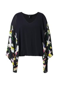 Schwarze Bluse mit V-Ausschnitt und langen, transparenten Ärmeln, die bunte Blumenmuster in Weiß, Gelb, Pink und Grün zeigen.