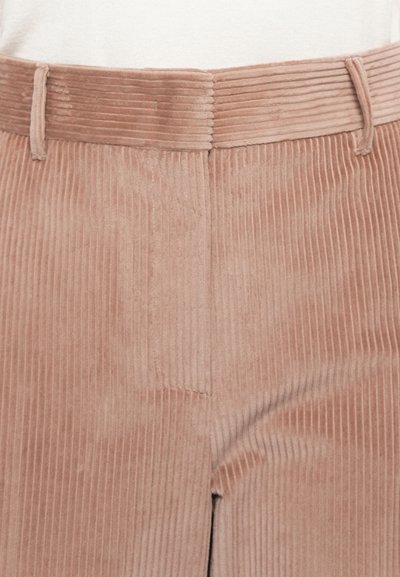 Cordhosen in einem sanften Rosaton besitzen eine vertikale Rippstruktur, einen strukturierten Taillenbund und seitliche Taschen für zusätzlichen Komfort.