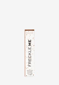 Stylo à taches de rousseur en brun foncé, présenté dans une boîte blanche avec des accents cuivrés et un design tacheté. Taille : 5 ml. L'étiquette affiche clairement le nom du produit.