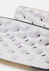 Nike Performance MERCURIAL LITE UNISEX - Benskinner - white/black/mtallic gold coin