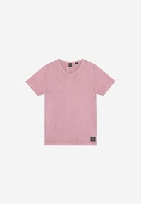 T-shirt di cotone rosa con scollo a V, maniche corte e un piccolo patch logo nero sul lato sinistro in basso. Texture liscia, design semplice.