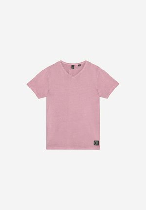 Roze katoenen t-shirt met een v-hals, korte mouwen en een klein zwart logo op de linkeronderzijde. Gladde textuur, eenvoudig design.