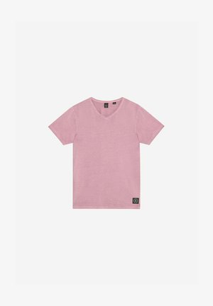 Roze katoenen t-shirt met een v-hals, korte mouwen en een klein zwart logo op de linkeronderzijde. Gladde textuur, eenvoudig design.
