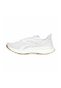 Zapatillas de running blancas con parte superior de malla transpirable, suela acolchada y suela de goma con un agarre texturizado. Diseño elegante y aerodinámico.