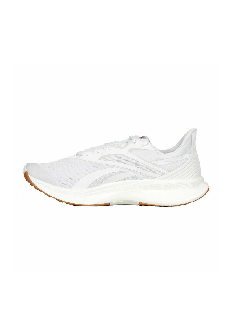 Zapatillas de running blancas con parte superior de malla transpirable, suela acolchada y suela de goma con un agarre texturizado. Diseño elegante y aerodinámico.