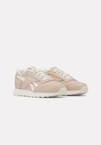 Helle rosa Sneakers mit einem glatten Obermaterial aus Synthetik, weißen Akzenten, runder Zehenpartie und strukturierter Gummisohle. Verfügt über eine klassische Schnürdesign.