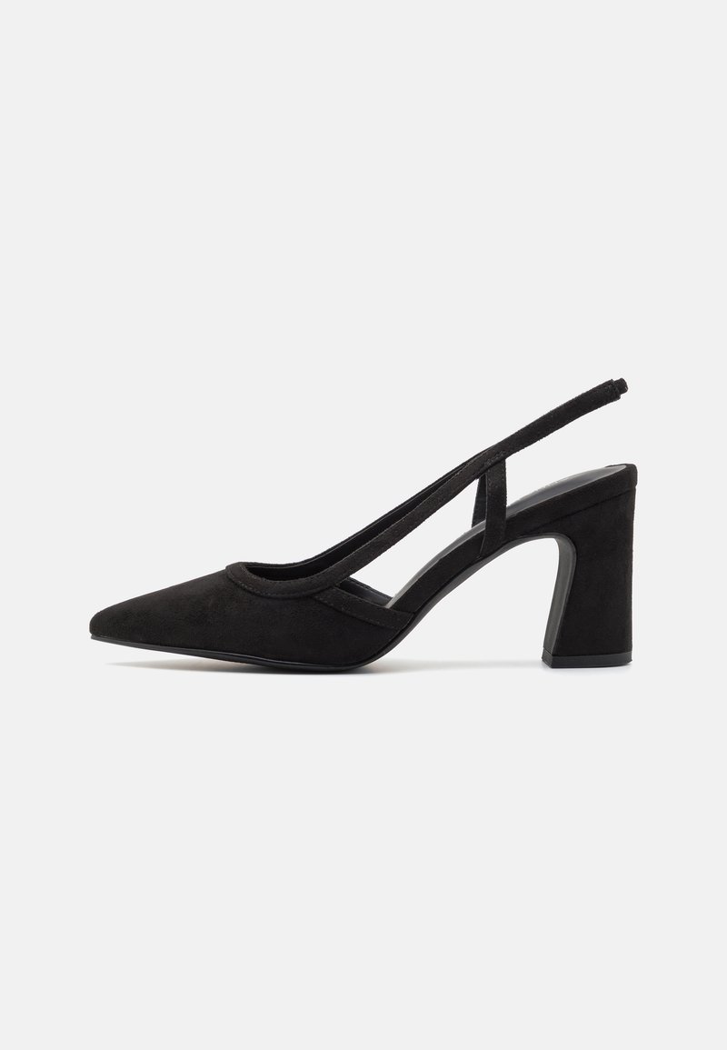 Sandal de salto alto em camurça preta, com bico fino, fita ajustável e salto grosso. Design minimalista com textura suave.