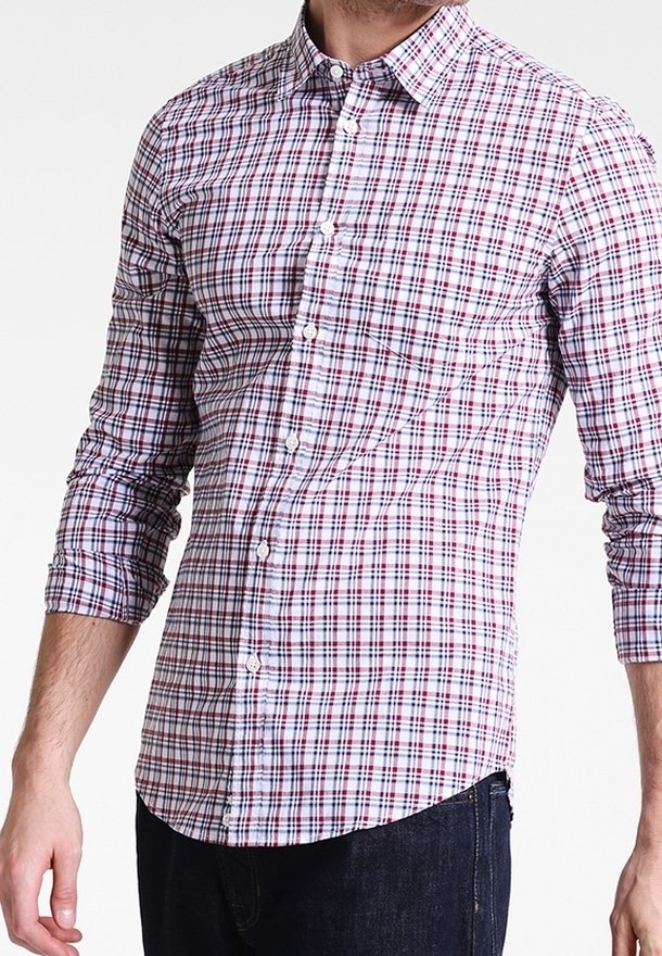 Herrskjorta med långa ärmar i vitt med ett rutigt mönster i röd och blå. Har en knappdown-krage och frontknappar, tillverkad av bomullstyg.