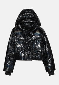 Lśniąca czarna kurtka puffer w kroju cropped z kapturem, długimi rękawami i ściągaczami, odbijająca światło na jednolitym tle.