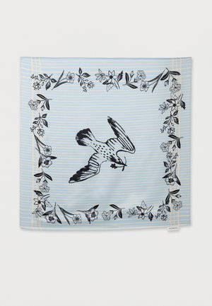 Világoskék sál vékony fehér csíkokkal, középen egy fekete madár virágot tart csőrében, fekete virágos szegéllyel.