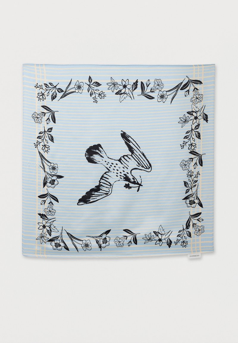 Φουλάρι γαλάζιο με λεπτές λευκές ρίγες, με μαύρο πουλί που κρατά ένα λουλούδι στο ράμφος του στο κέντρο και μαύρο λουλουδένιο περίγραμμα.