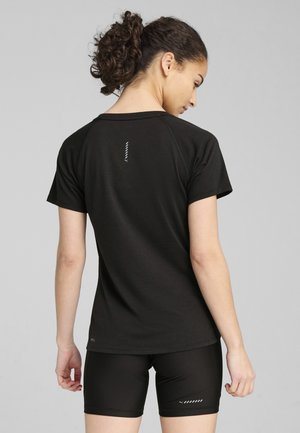 Tricou sportiv scurt, negru, cu mânecă scurtă și guler rotund, având un design reflexiv subtil pe spate și o textură netedă.