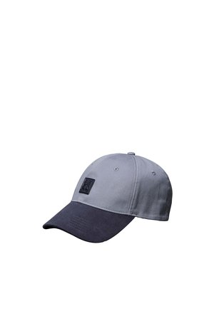 Zweifarbige Baseballkappe mit hellgrauer Krone und dunkelgrauem gebogenem Schirm, mit einem kleinen schwarzen quadratischen Aufnäher auf dem Frontpanel.