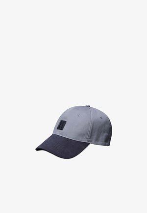 Zweifarbige Baseballkappe mit hellgrauer Krone und dunkelgrauem gebogenem Schirm, mit einem kleinen schwarzen quadratischen Aufnäher auf dem Frontpanel.