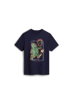 Marineblaue T-Shirt mit einer grünen Cartoon-Gurkenfigur, die ein Paddel mit dem Aufdruck "V" hält und daneben einen kleinen gelben Ball.