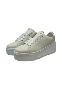 Sneaker platform bianche in pelle liscia con un accento metallico sul tallone. Presentano lacci argentati e suola in gomma testurizzata.