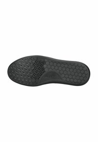 Suela de zapato de goma negra con un patrón de panal, con áreas texturizadas y detalle del logo. Bordes suaves con agujeros de ventilación incluidos.