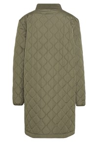 Kutna jakna sa quilted efektom u maslinastozelenoj boji, s rebrastim ovratnikom, bočnim džepovima i teksturiranim dijamantnim uzorkom kroz cijeli komad.
