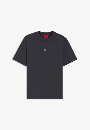 Mörkgrå T-shirt i bomull med rund hals och korta ärmar. Liten vit logotyp centrerad på bröstet. Ren design utan mönster.