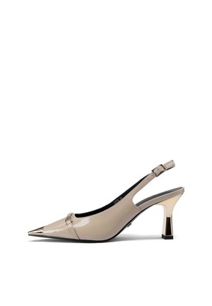 Décolleté in vernice beige con punta affusolata, accentuazione metallica sulla punta, cinturino regolabile e tacco basso a blocco.