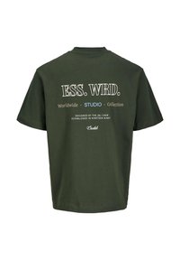 Oliven grøn bomulds t-shirt med rund hals, korte ærmer og trykt tekst på ryggen, inklusive "ESS. WRD." og "STUDIO COLLECTION."