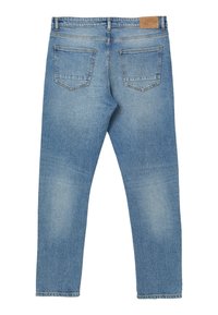 Jean en denim bleu clair avec une coupe droite, comportant deux poches arrière et une étiquette en cuir sur la taille. Texture légèrement usée.