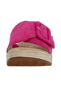 Sandale ouverte en suède rose avec une large lanière et une grande boucle, semelle texturée beige et semelle extérieure en caoutchouc marron, vue de face.