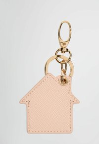Roze leren sleutelhanger in de vorm van een huis, met een gestructureerd oppervlak en een metalen clip en ring in goudkleur voor bevestiging.