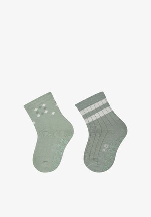 Grüne Socken aus weichem Material. Ein Paar hat ein Rautenmuster, das andere gestreift. Beide verfügen über strukturierte Sohlen mit Griffigkeit.