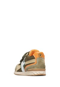 Sneaker scamosciato marrone e verde oliva con dettagli arancioni, suola intermedia bianca e strap in Velcro. Presenta un logo verde sul tallone e sul lato.