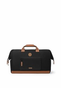 Sac de sport noir avec des accents en cuir marron, poignées supérieures, poche zippée à l'avant et un logo circulaire. Tissu texturé et forme rectangulaire plate.