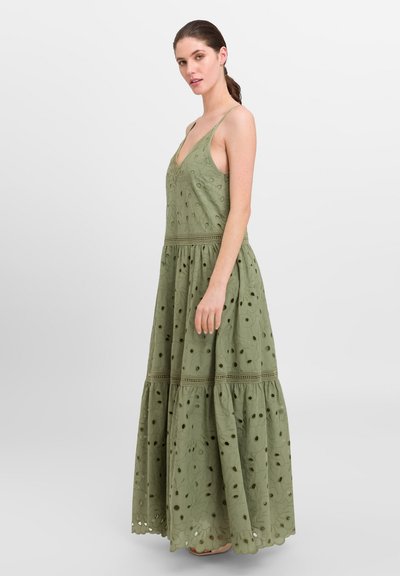 Rochie maxi de culoare verde măsliniu, cu un design în straturi, având broderie și modele decupate, bretele ajustabile și decolteu în formă de V.