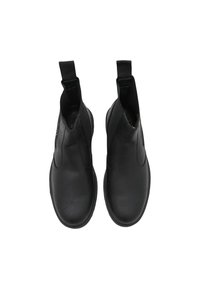 Stivaletti neri alla caviglia con tomaia in pelle morbida, pannelli laterali elastici e linguette per un facile indossamento e svestimento. Punta arrotondata e suola piatta in gomma.
