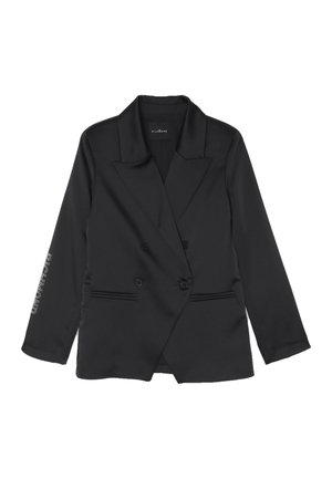 Blazer nero doppiopetto realizzato in tessuto morbido. Presenta un colletto affilato, spalle strutturate, due tasche frontali e un dettaglio del logo sulla manica.