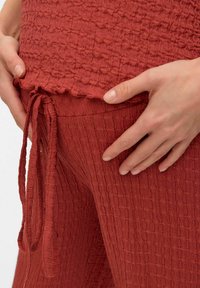 MAMALICIOUS AUSGESTELLT  - Hlače - marsala