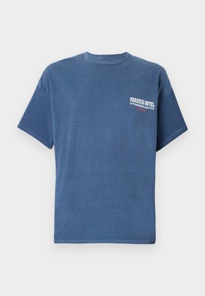 T-shirt décontracté bleu en coton, avec des manches courtes et un col rond ; affiche le logo "Paradiso Hotel" imprimé sur la poitrine gauche.