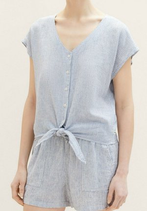 Bluzka z krótkim rękawem w pionowe pasy w jasnoniebieskim i białym kolorze, zapinana na guziki z przodu, związana w talii, w zestawie z pasującymi szortami z wysokim stanem i kieszeniami.