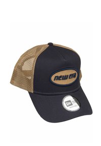 Marineblaues und beigefarbenes Netzcap mit gebogenem Schild; verfügt über einen gestickten Logo-Patch und einen verstellbaren Riemen hinten.