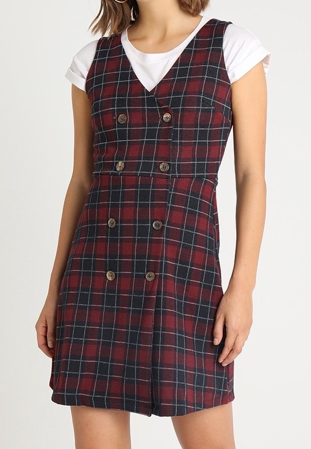 Kariertes Kleid in Burgunder und Marineblau, aus weichem Stoff, mit einem V-Ausschnitt-Design, doppelter Knopfdetails und einer taillierten Silhouette.