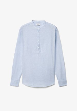 Hellblaues Langarmhemd mit Stehkragen und vier Knöpfen, gefertigt aus weichem, leichtem Stoff.