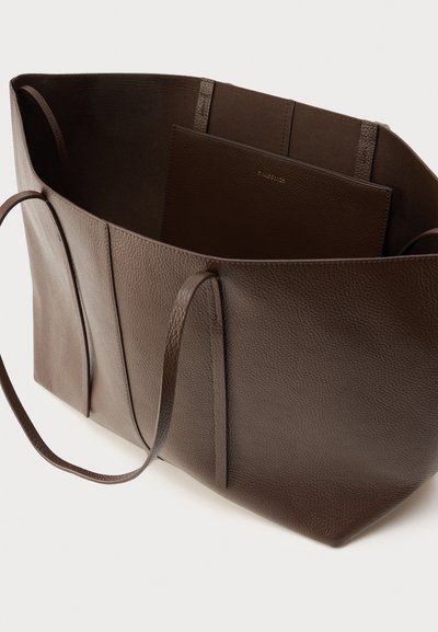 Καφέ δερμάτινη τσάντα ώμου με υφή κόκκου, ανοιχτού σχεδιασμού, μακριές λαβές και μικρό εσωτερικό διαμερίσμα για οργάνωση.