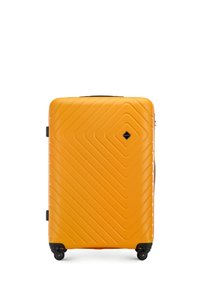 Valise rigide de couleur orange vif avec des lignes texturées diagonales, comportant un logo noir, une poignée rétractable et quatre roues noires.
