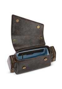 Barna műbőr táska texturált felülettel, cipzáros rekeszekkel és patentos zárakkal. Világoskék anyaggal bélelve. Kinyitott állapotban.