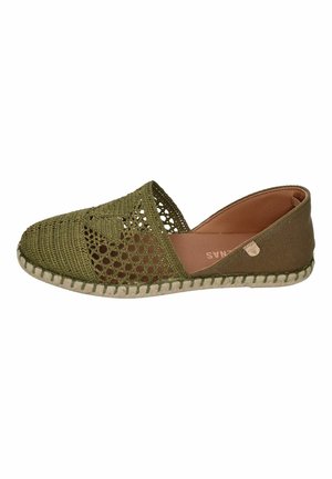 Olivgrüner Slip-On-Schuh mit gewebtem Obermaterial und offenen Mesh-Seitenteilen, flacher Sohle und beige Innenfütterung.