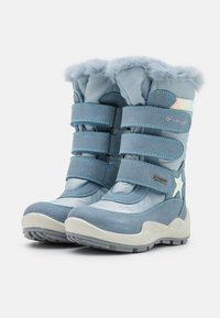 Blå vinterstøvler med et ydre af ruskind og nylon, tre velcro-remme, faux pelsforing og en reflekterende stjerneaccent. Chunky gummisål.